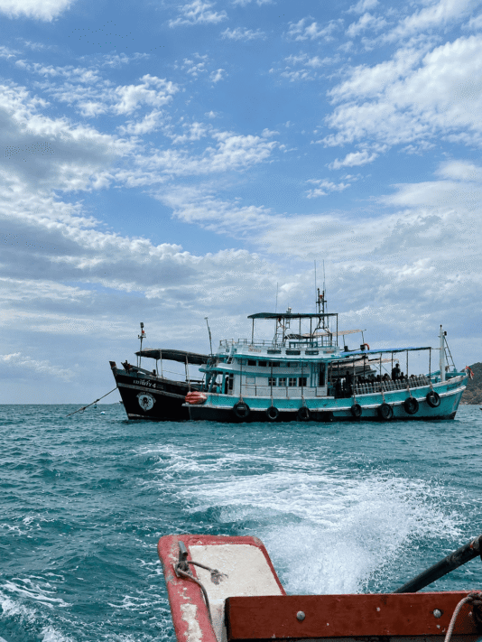 Bateau de plongée sur mer turquoise French Kiss Divers