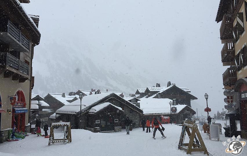 la place du village Arc 1950 sous la neige à notre arrivée en février 2015