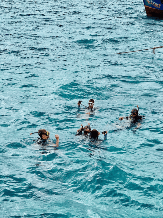 Plongeurs dans une mer turquoise étincelante French Kiss Divers