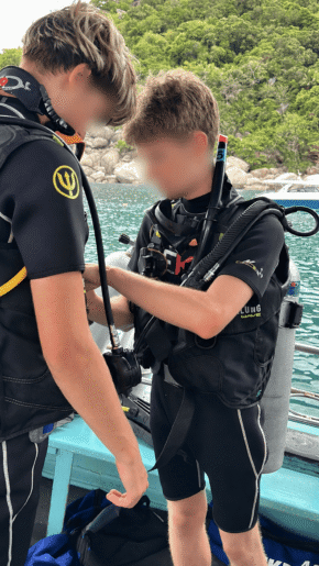 Préparatifs de plongée en mer tropicale French Kiss Divers