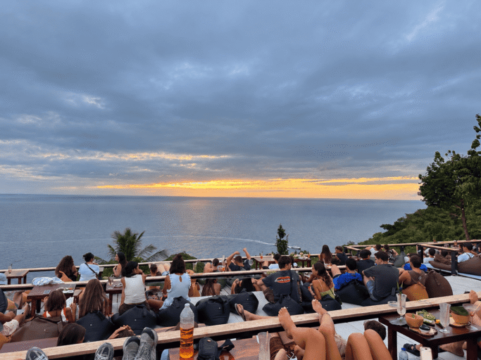 Terrasse animée face au coucher de soleil Secret Bar à Koh Tao