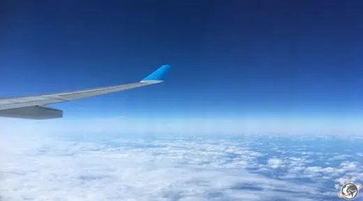 un avion dans le ciel