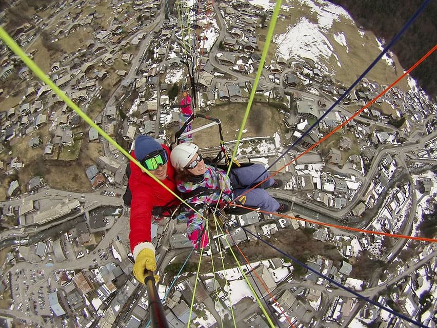Parapente au-dessus de Morzine