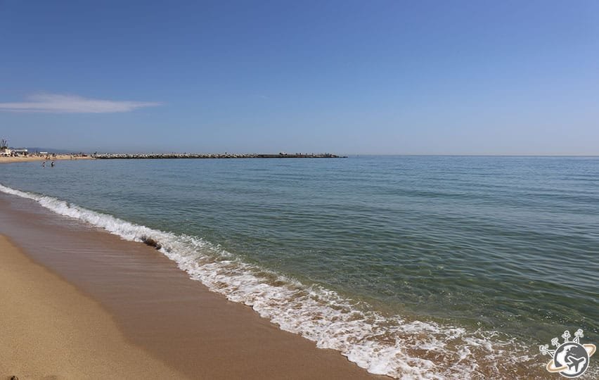 Sur la plage de Bogatell à Barcelone