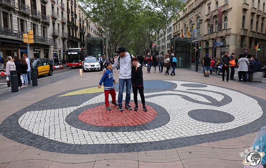 Marcher sur une oeuvre de Miro sur les Ramblas à Barcelone