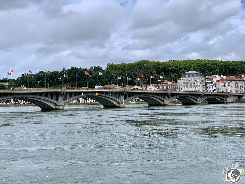 les drapeaux sur le pont