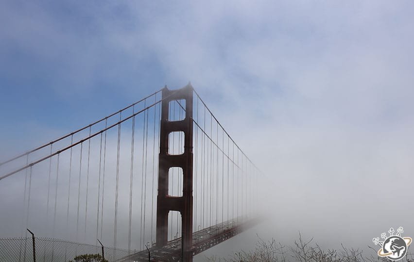 Le Golden Gate Bridge de San Francisco dans le brouillard