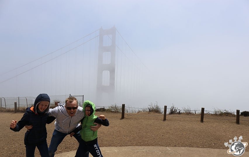 Le Golden Gate Bridge de San Francisco dans le brouillard et le vent