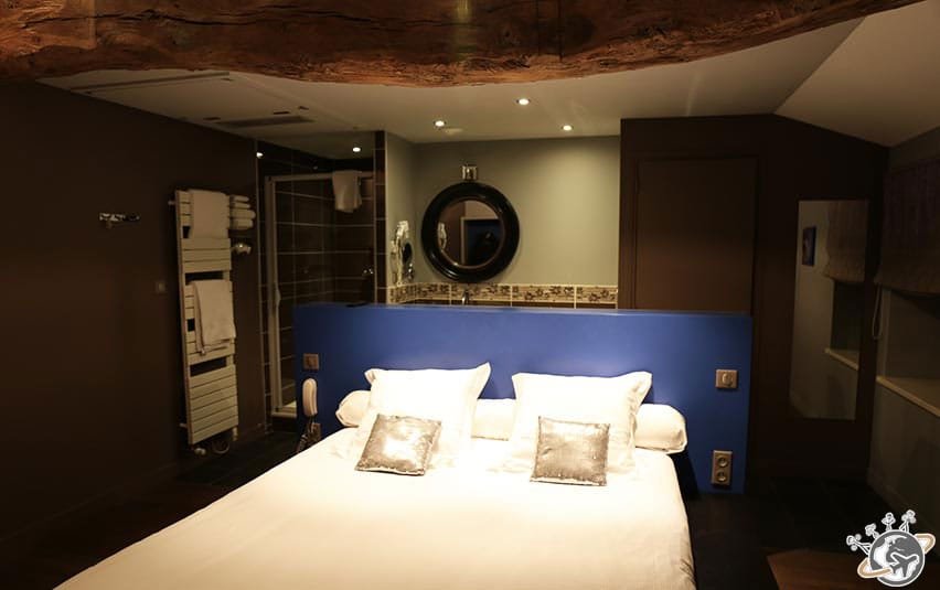 La chambre romantique bleue au Relais Montmartre de Frédéric Carrion