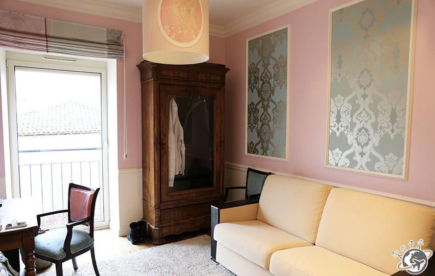vue bureau et fenetre de la chambre romantique rose du Relais de montmartre de Frédéric Carrion