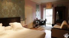 deuxième chambre, la rose cette fois, au Relais Montmartre, l'hôtel Spa Restaurant de Frédéric Carrion