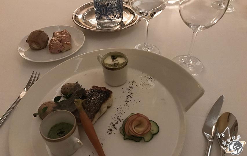 Le premier diner au restaurant du Relais de Montmartre de Frédéric Carrion