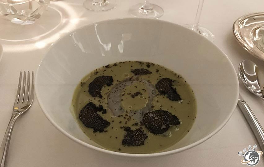 entrée velouté pour le diner gastronomique autour de la truffe du restaurant le relais de montmartre de Frederic Carrion