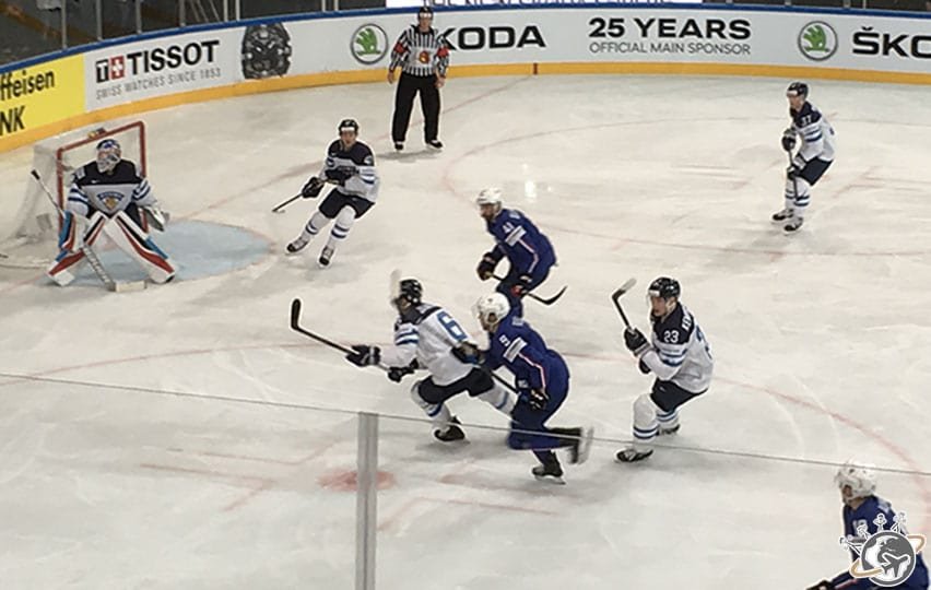 l'équipement des hockeyeurs est impressionnant