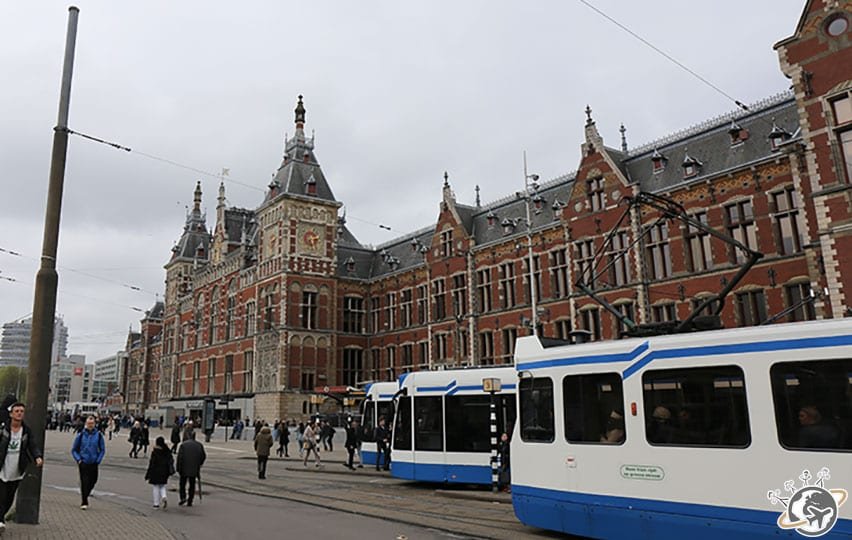 Jour d'arrivée à Amsterdam. Notre tram est juste à côté de la gare centrale.