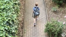 Théo sur le chemin de l'école