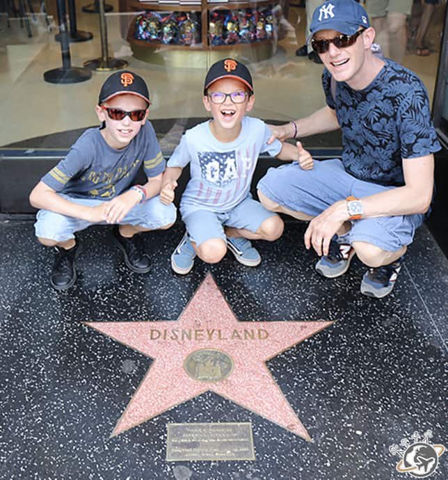 Les Nains et Népoux devant l'étoile de Disney sur le walk of fame à Los Angeles en Californie
