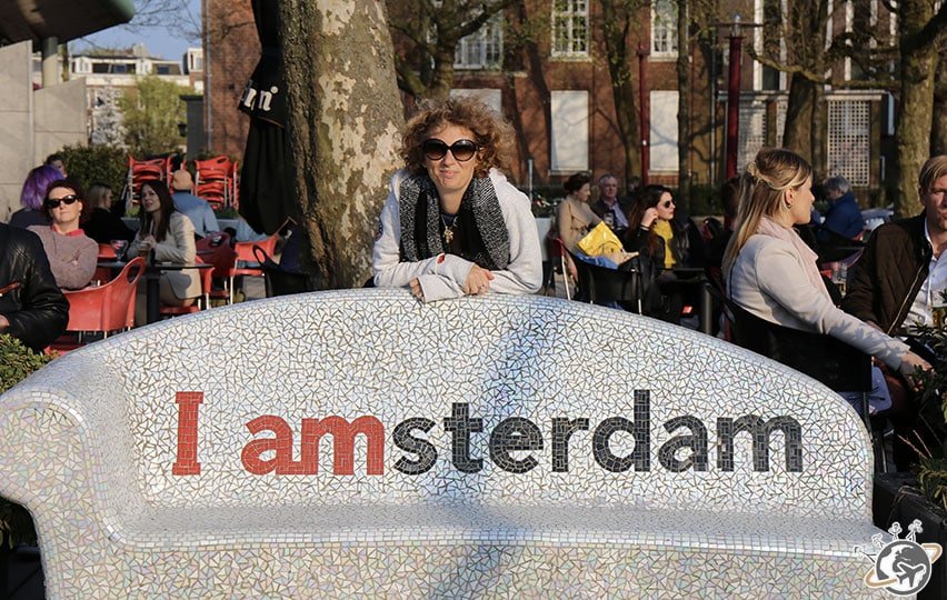 le banc Iamsterdam, devant le Rijksmuseum à Amsterdam