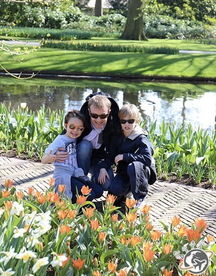 Une famille parmi les fleurs de Keukenhof