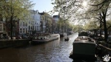 Un canal, des canaux, des bateaux, le doux soleil, Amsterdam est une ville très photogénique.