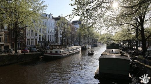 Un canal, des canaux, des bateaux, le doux soleil, Amsterdam est une ville très photogénique.