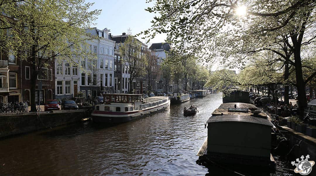 Un canal, des canaux, des bateaux, le doux soleil, Amsterdam est une ville très photogénique.
