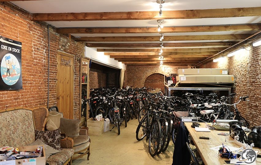 le local de Amsterdam Vélo avant d'embarquer sur l'éco-bateau.