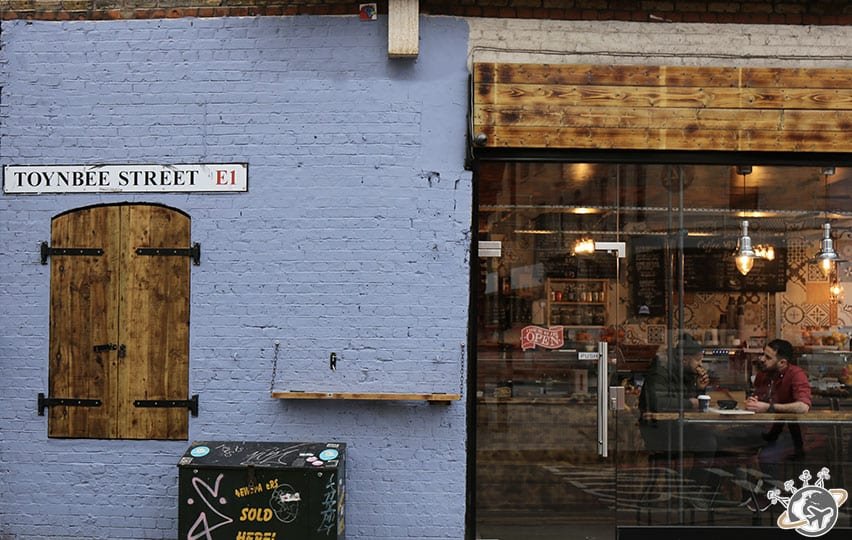 Un joli mur bleu près de l'hôtel à Londres