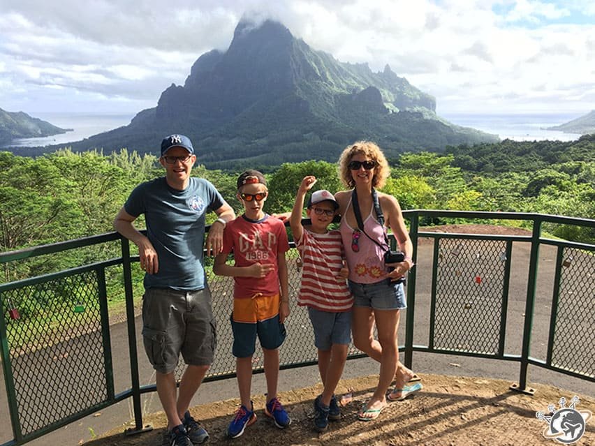 Devant le mont Rotui