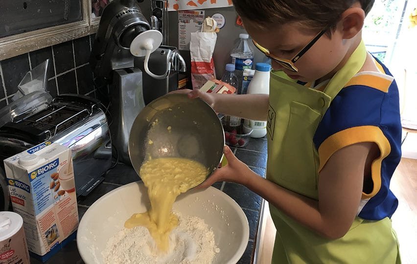 Noé mélange les pâtes