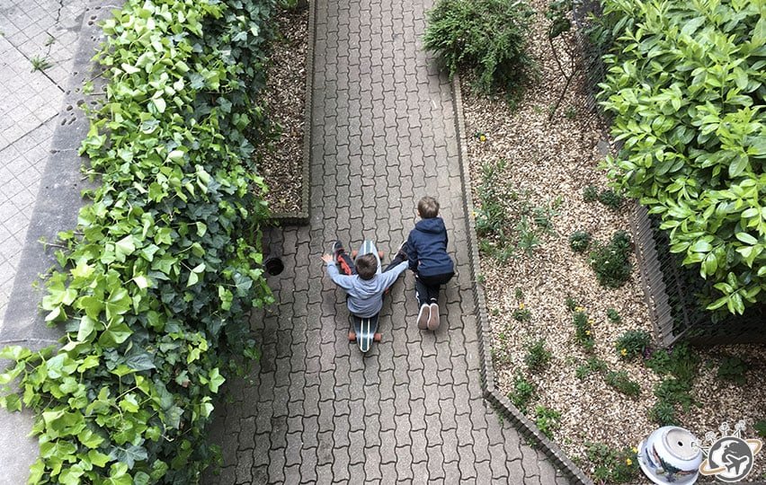 Noé et Théo dans la cour