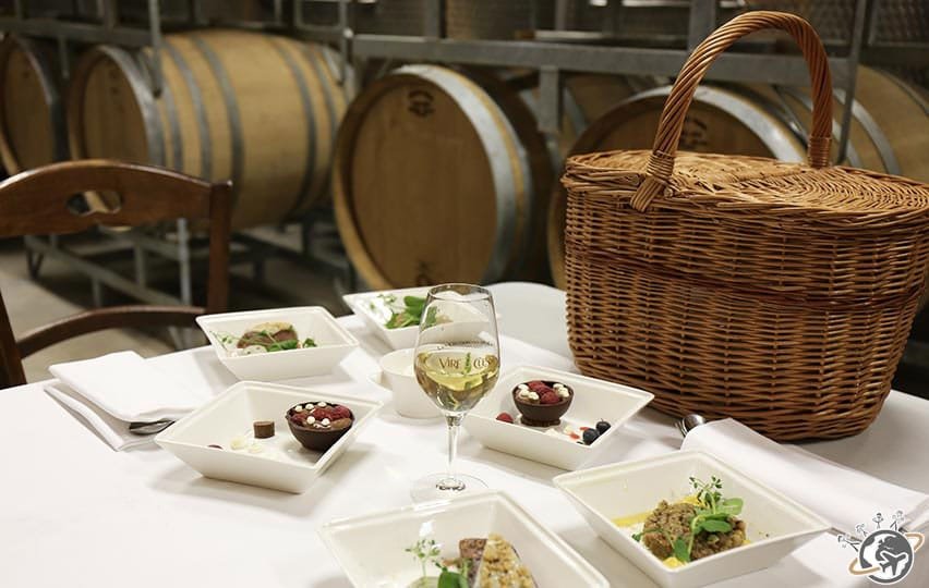 pique nique au milieu des cuves et des futs organisé par les équipes du relais de Montmartre de Frédéric Carrion
