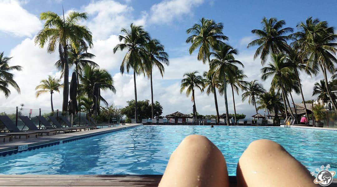 un samedi matin au bord de la piscine de La Créole Hotel Beach & Spa en Guadeloupe
