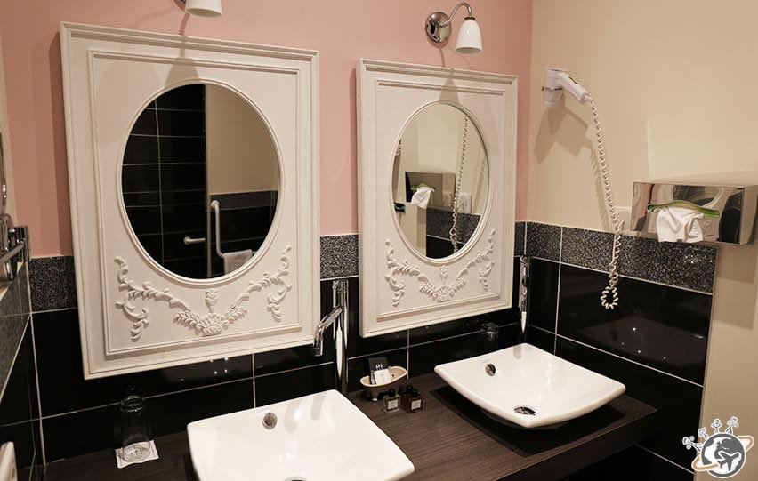 la salle de bain de la chambre romantique rose au Relais de Montmartre de Frederic Carrion