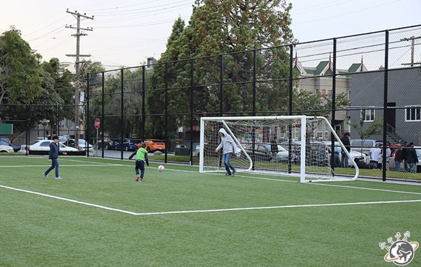 Un terrain de foot libre juste à côté de Balmy Alley à San Francisco