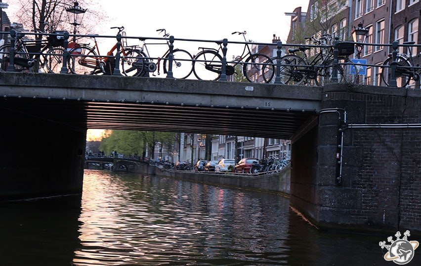 Les canaux d'Amsterdam au soleil couchant.