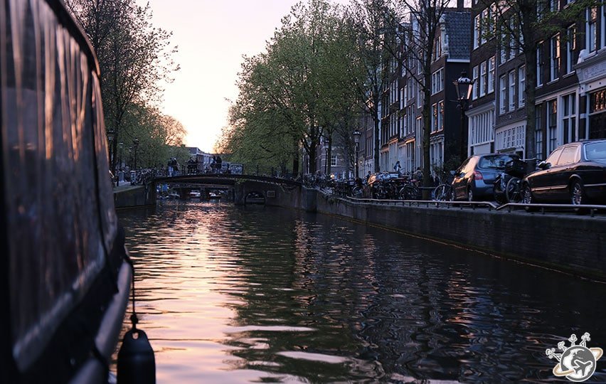 Les canaux d'Amsterdam au soleil couchant.