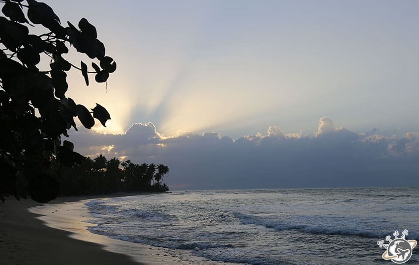 le coucher du soleil sur la plage du Sublime Samana à Samana en République dominicaine