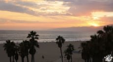 Un coucher de soleil vu du rooftop à Venice Beach à Los Angeles en Californie