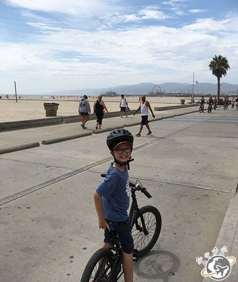 Petit Nain sur son vélo vers Santa Monica en Californie