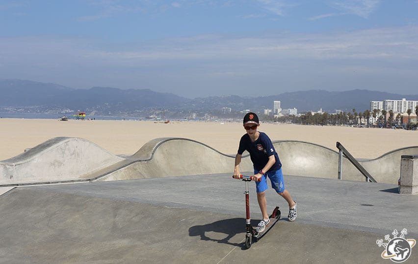 Théo au skate park de Venice Beach à Los Angeles en Californie
