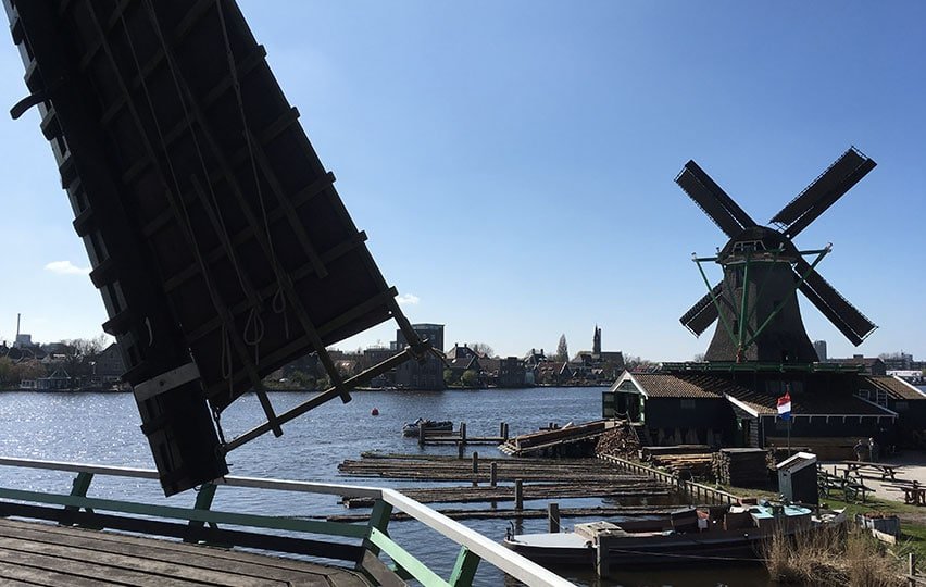 Le joli moulin qui scie du bois, vu du moulin qui fait de l'huile de lin.