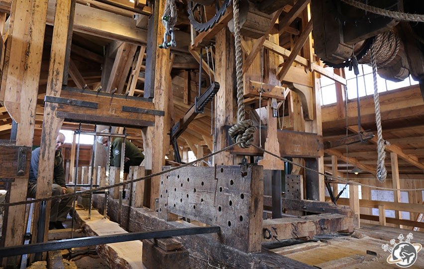 Le coupage du bois est très impressionnant.