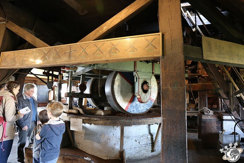 Le premier moulin transforme le lin. Le guide nous explique.