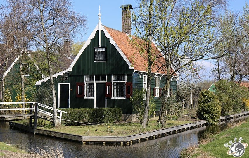 Le magnifique village de Zaanse Schans se compose de très jolies maisons autour des moulins.